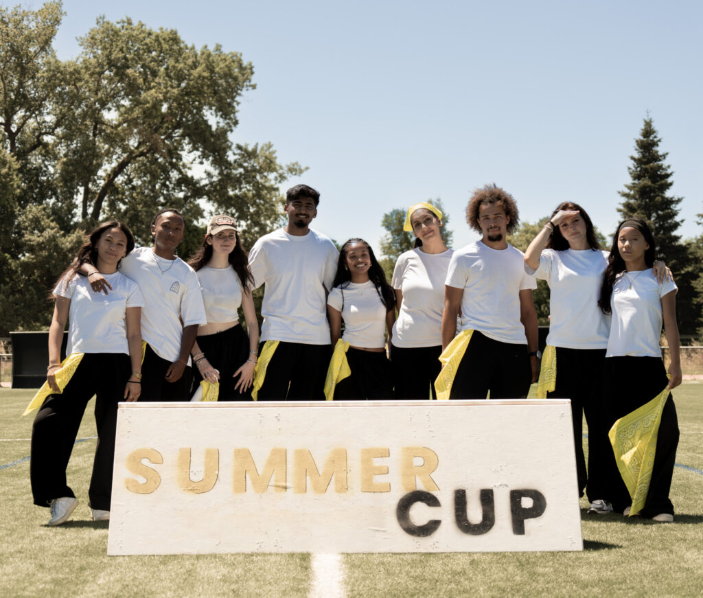 Danseurs réunis devant le panneau Summer Cup
