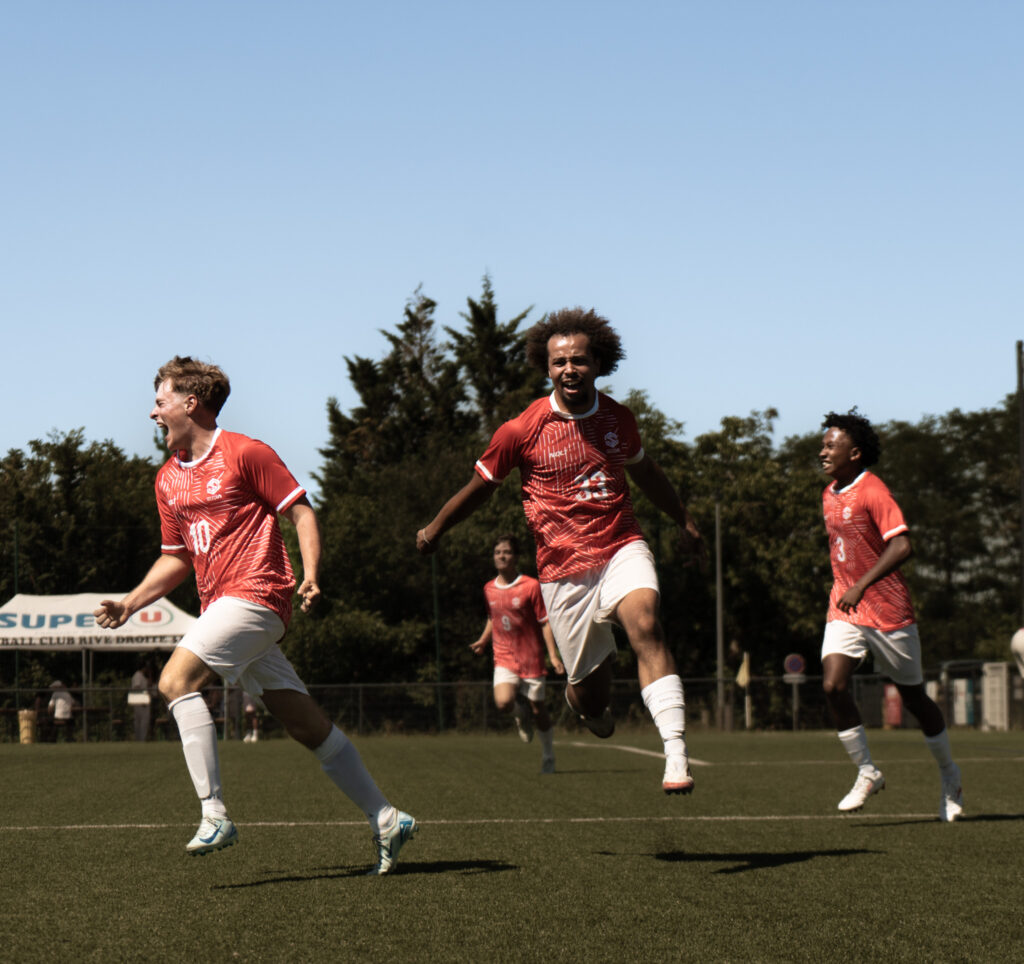 Joueurs qui fêtent un but pendant un match de football