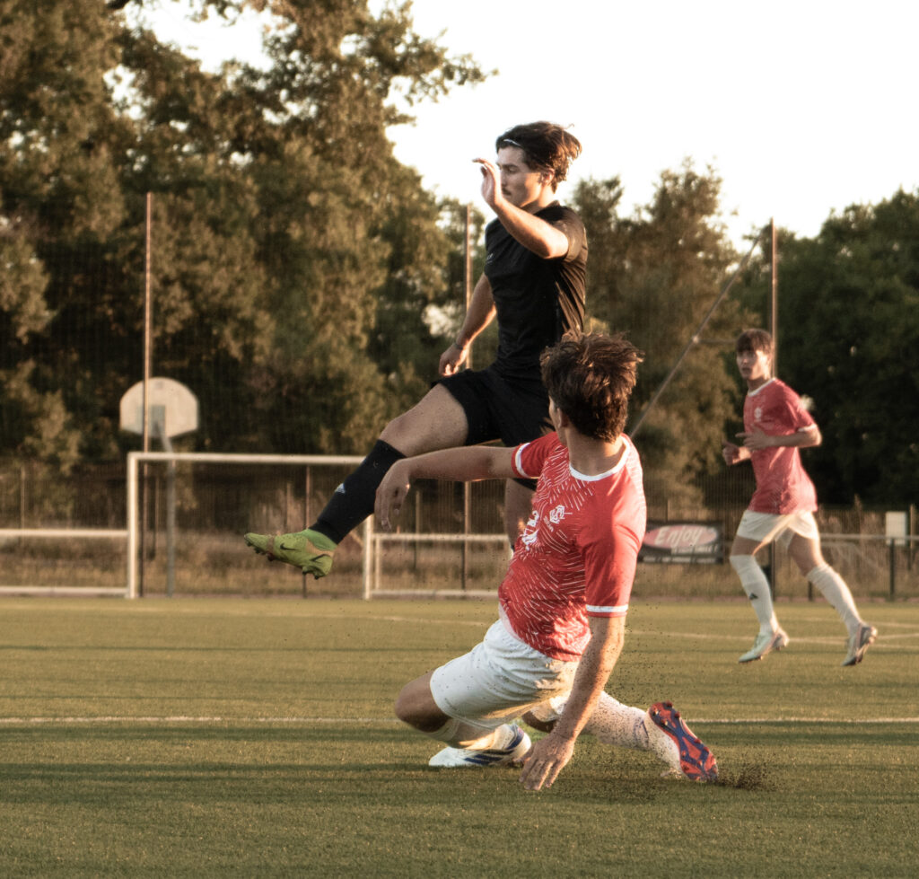 Action de jeu lors d’un tournoi de football organisé à Tresses près de Bordeaux