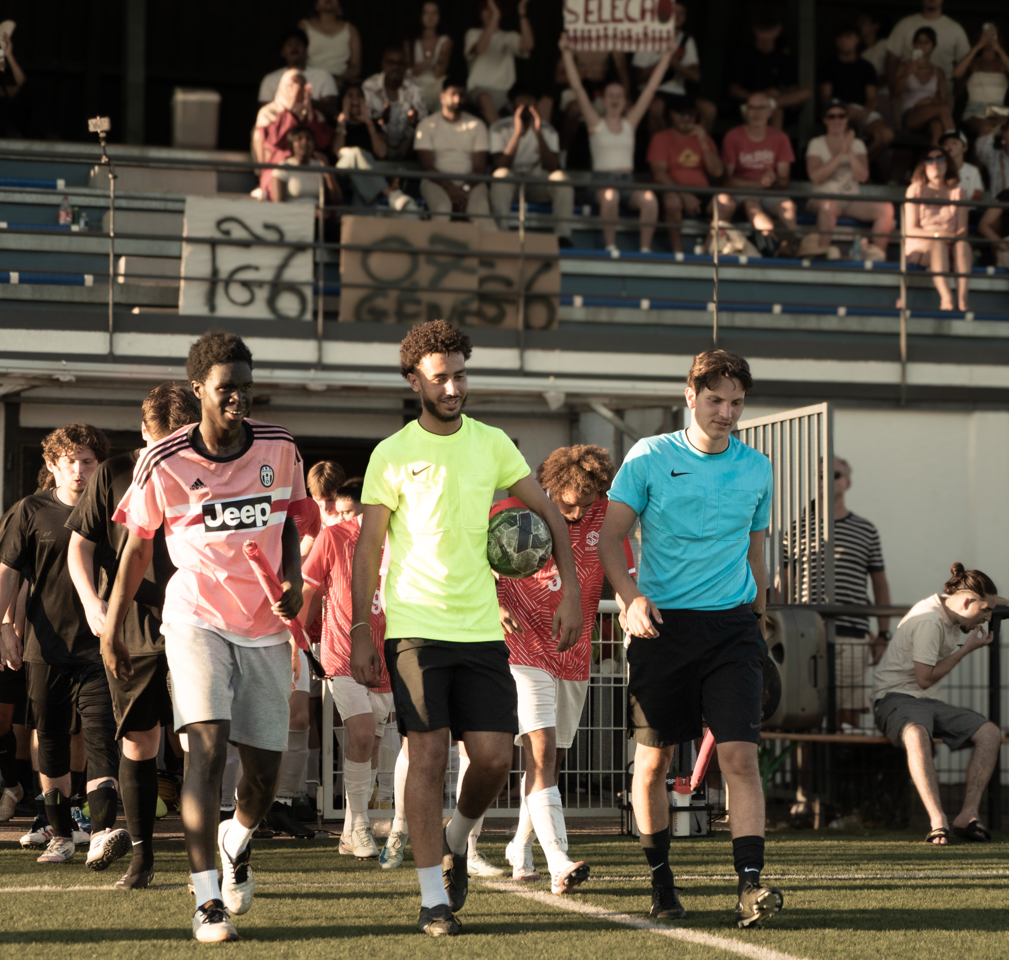 Joueurs entrant sur le terrain lors du tournoi Summer Cup à Bordeaux