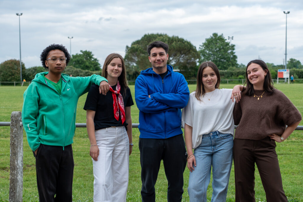 Membres de l’équipe Sport'Up Events réunis sur un terrain de sport à Bordeaux