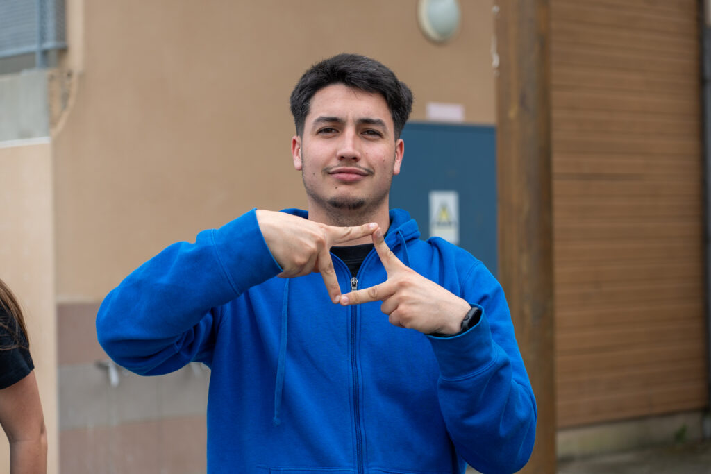 Participant profitant d’un moment convivial lors d’un événement sportif à Bordeaux